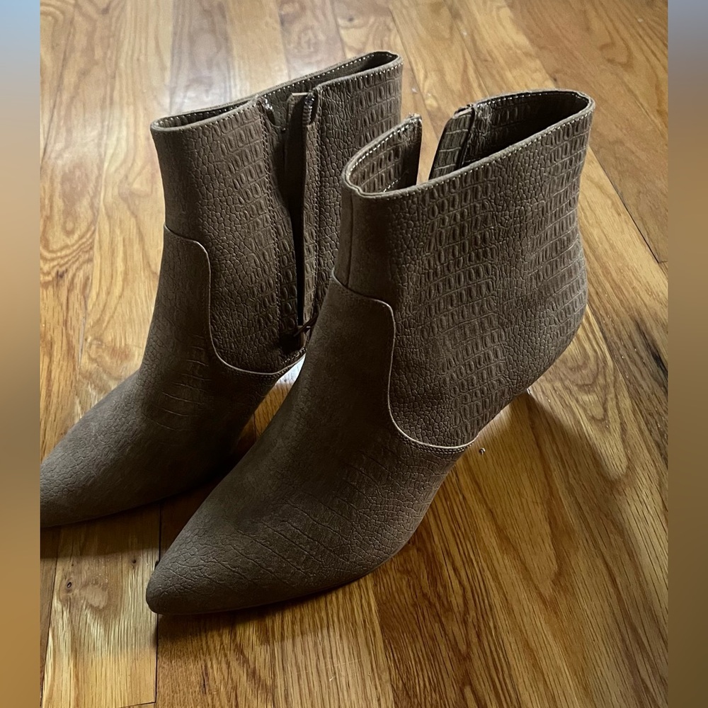 Express women’s tan zip boot/shoe